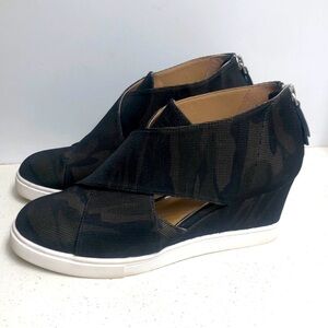 Linea PAOLO Felicia wedge camp sneaker Size 7